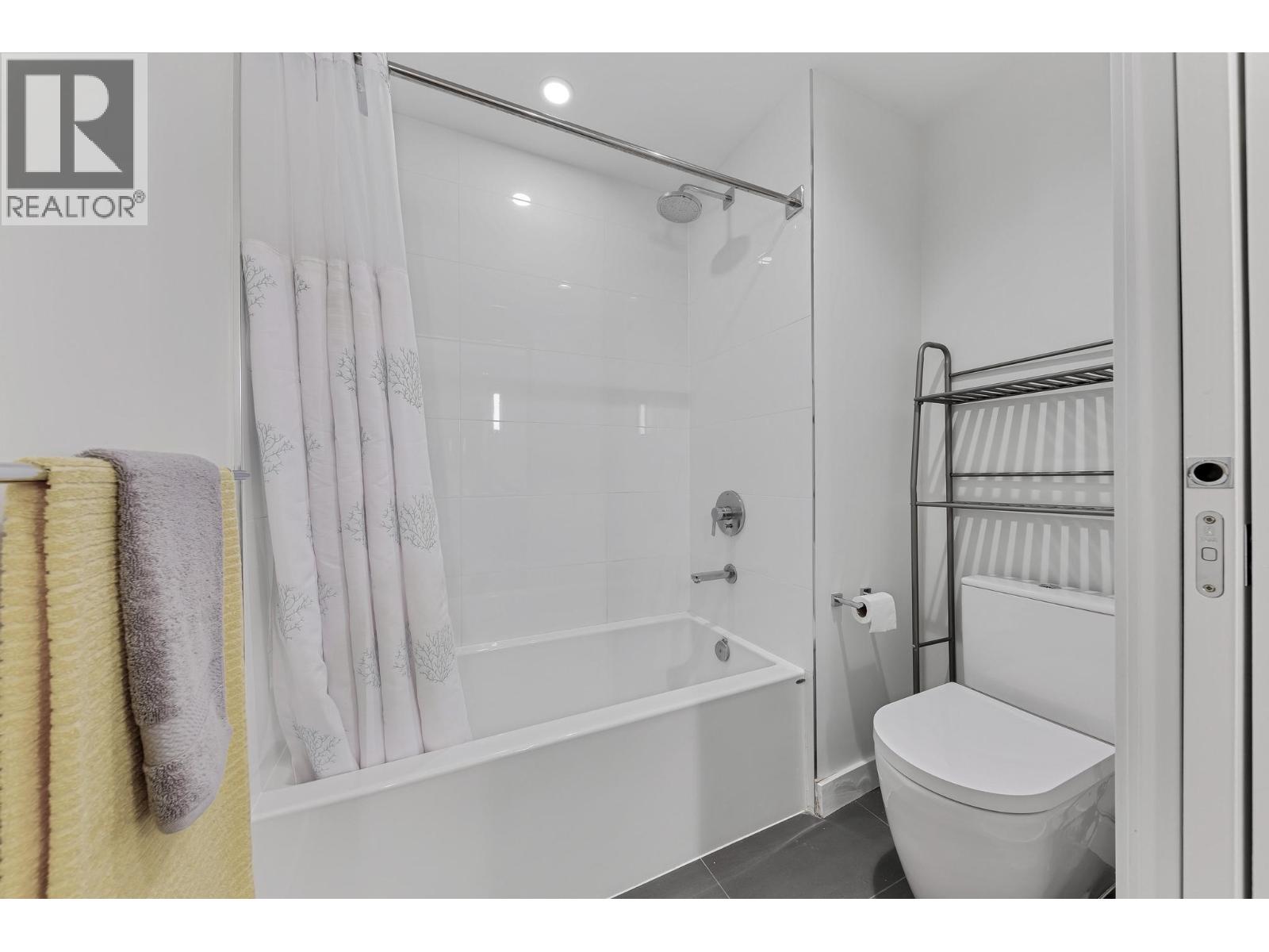 4 1960 GLENAIRE DRIVE, North Vancouver