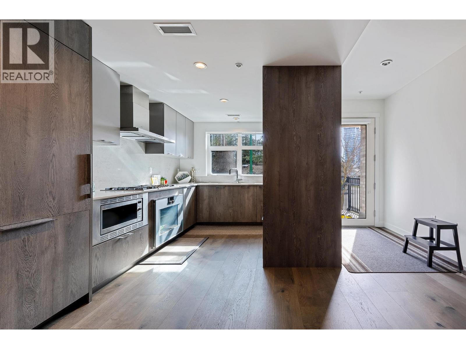 4 1960 GLENAIRE DRIVE, North Vancouver