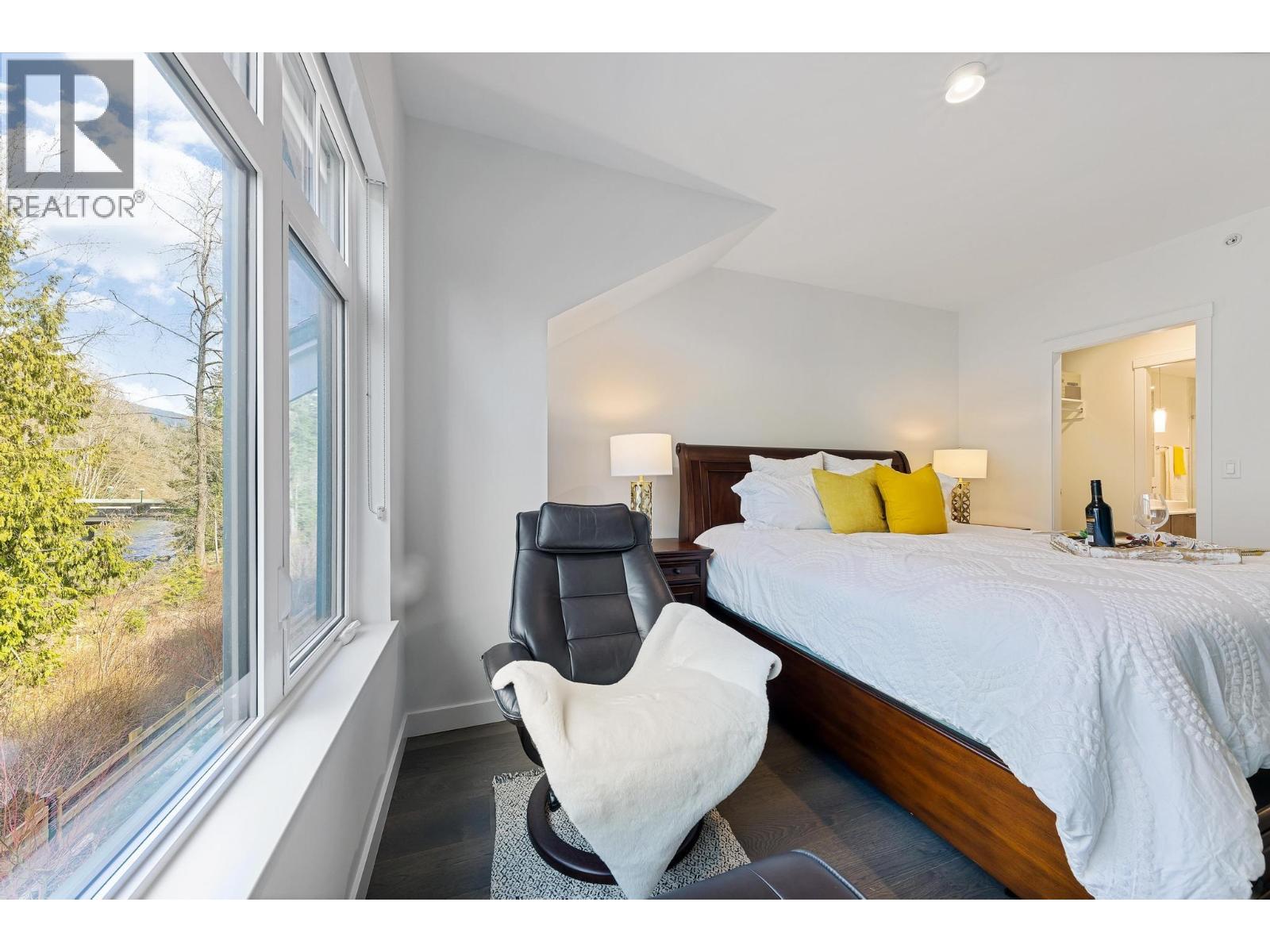 4 1960 GLENAIRE DRIVE, North Vancouver