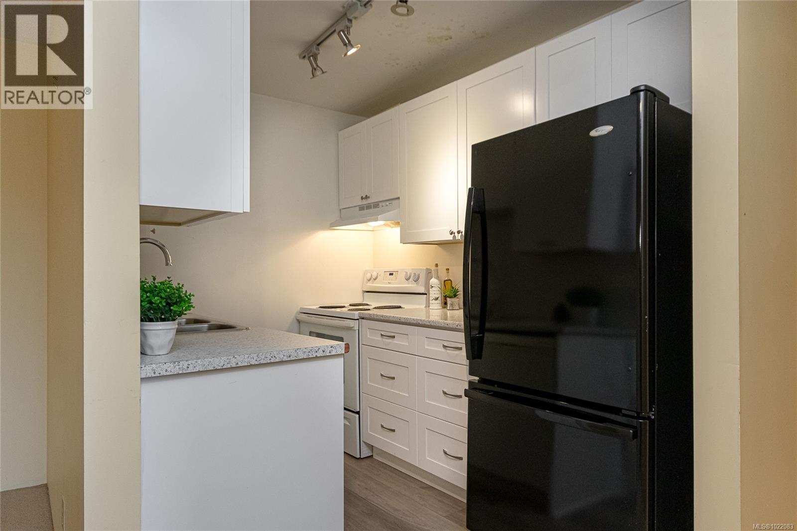 314 1655 Begbie St, Victoria