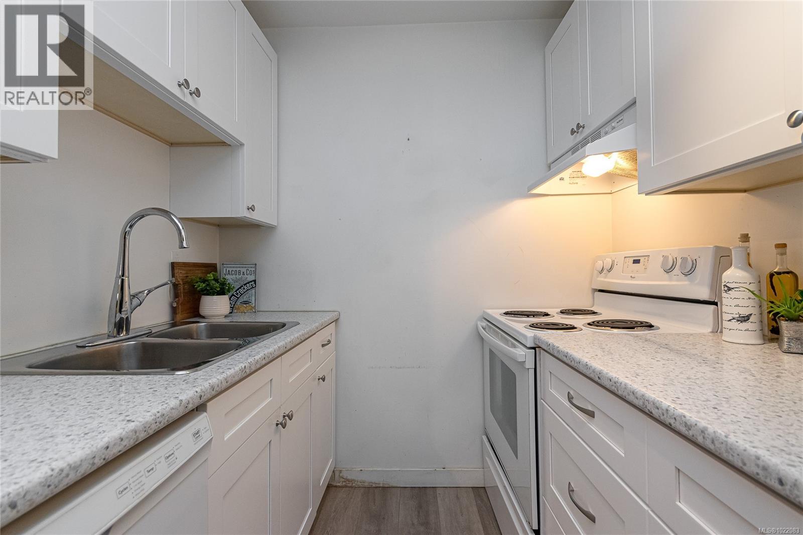 314 1655 Begbie St, Victoria