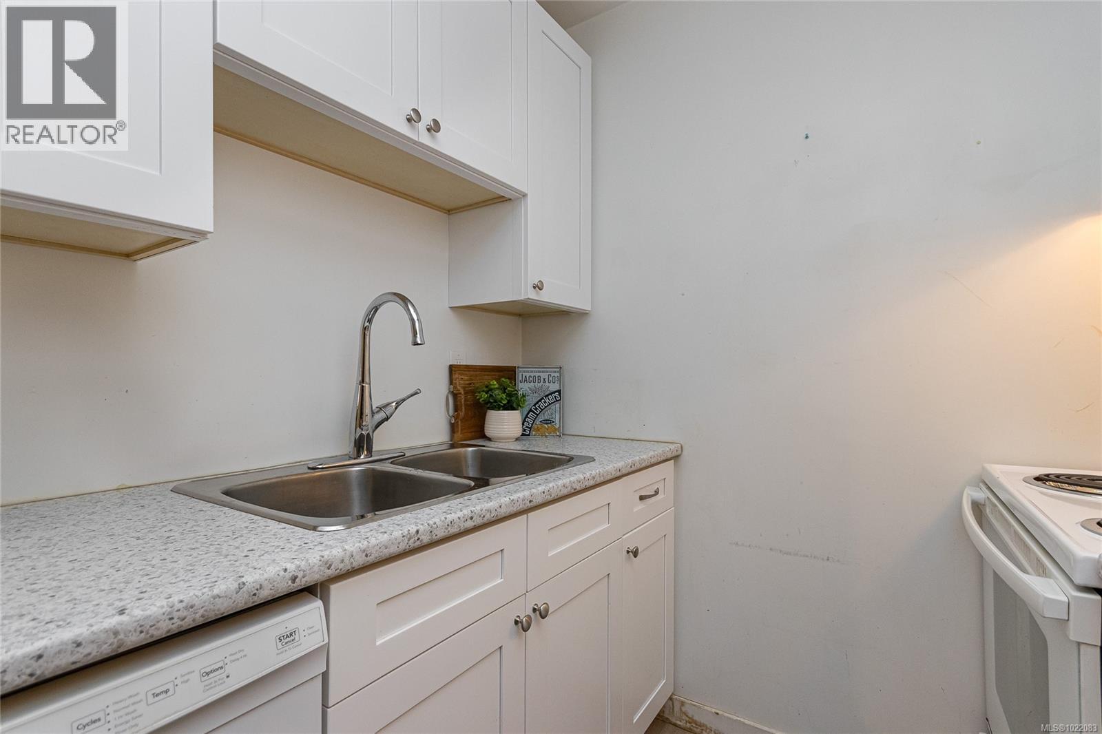 314 1655 Begbie St, Victoria