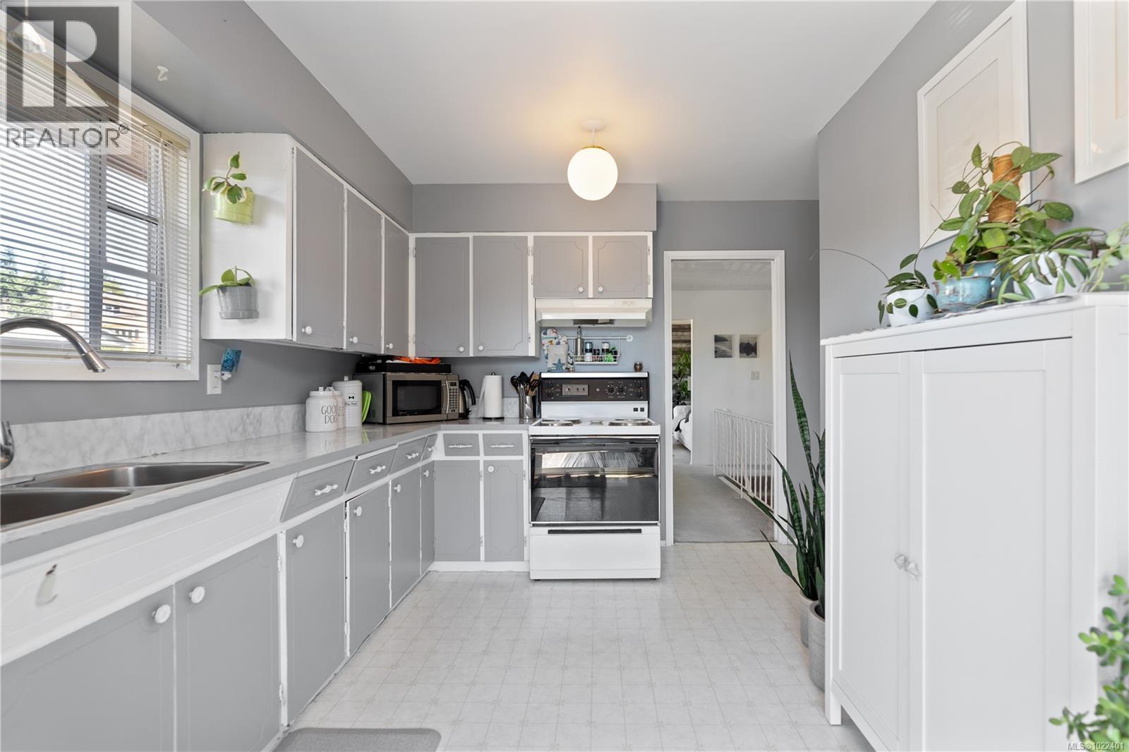 3273 Megaw Pl, Saanich