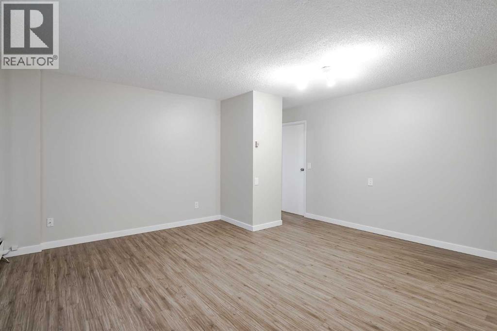 Single Family House for Sale in   Dalton Drive NW Dalhousie Calgary 