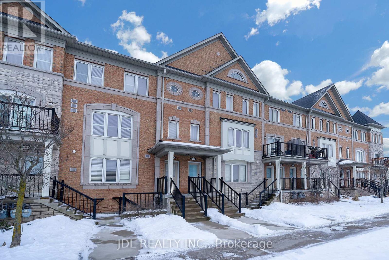 2081 Bur Oak photo 2