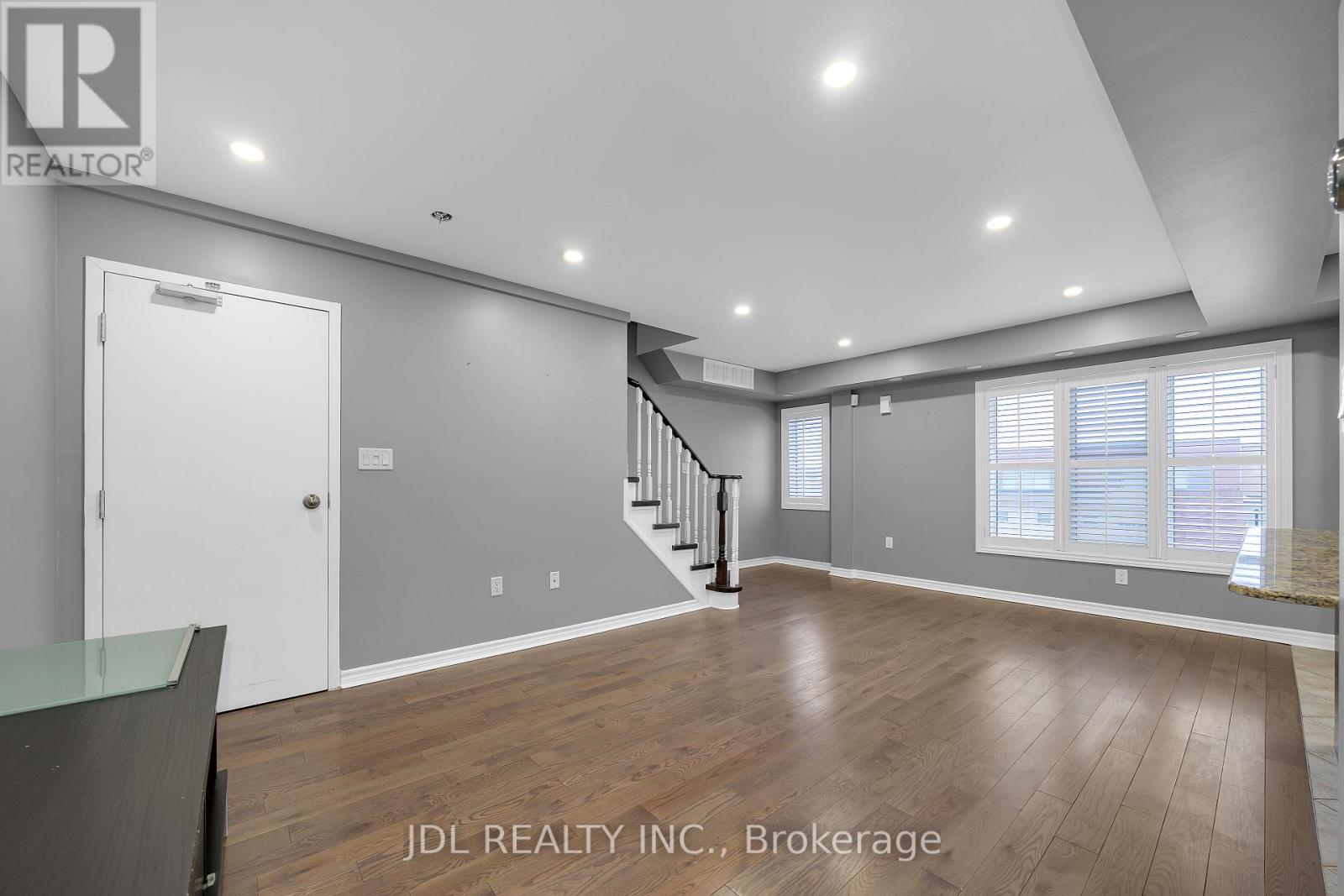 2081 Bur Oak photo 4