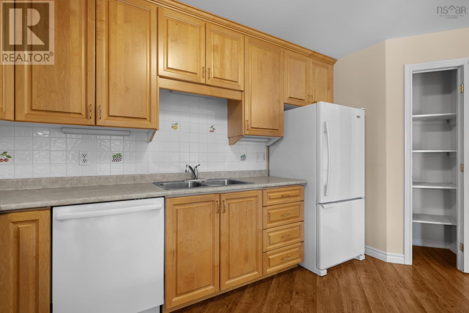 Property 15 of 39 of 404 114 Regency Park Drive