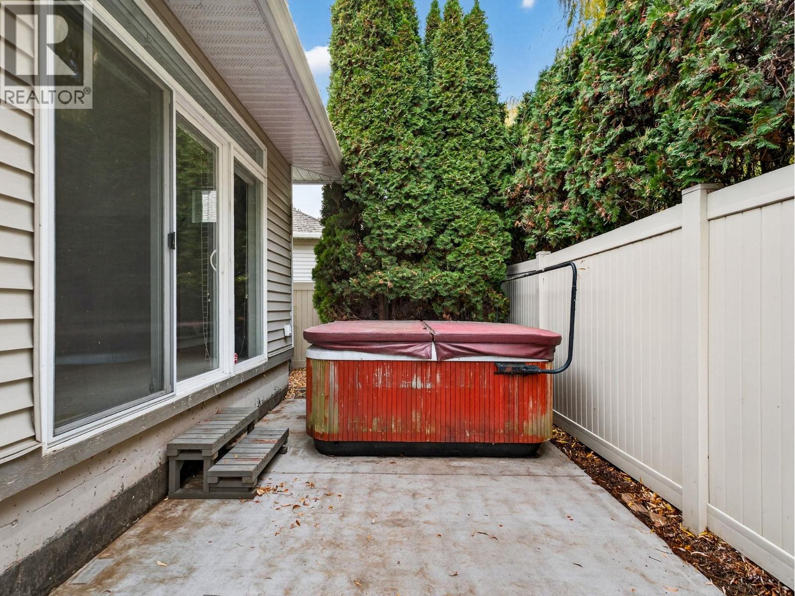 208 665 Cook Road, Kelowna