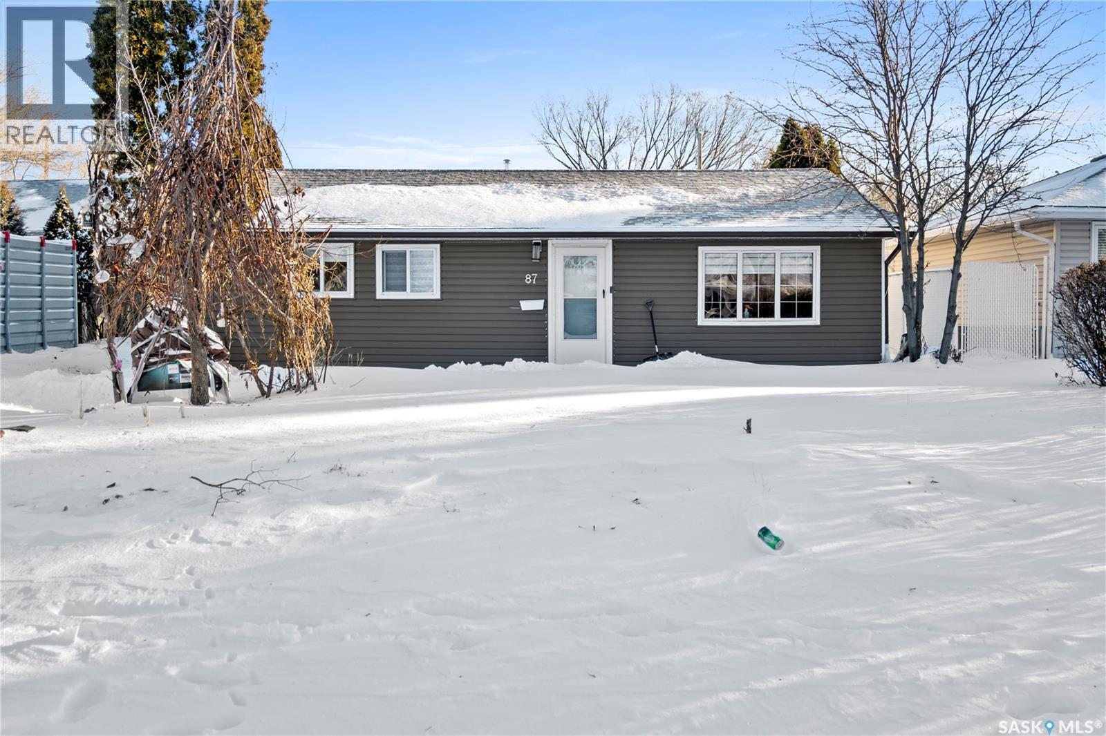 87 ROBINSON CRESCENT - 1