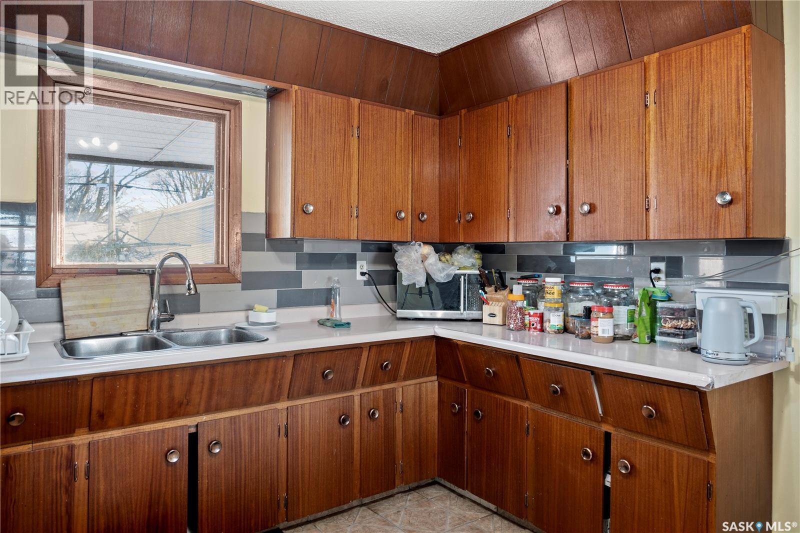 87 ROBINSON CRESCENT - 11