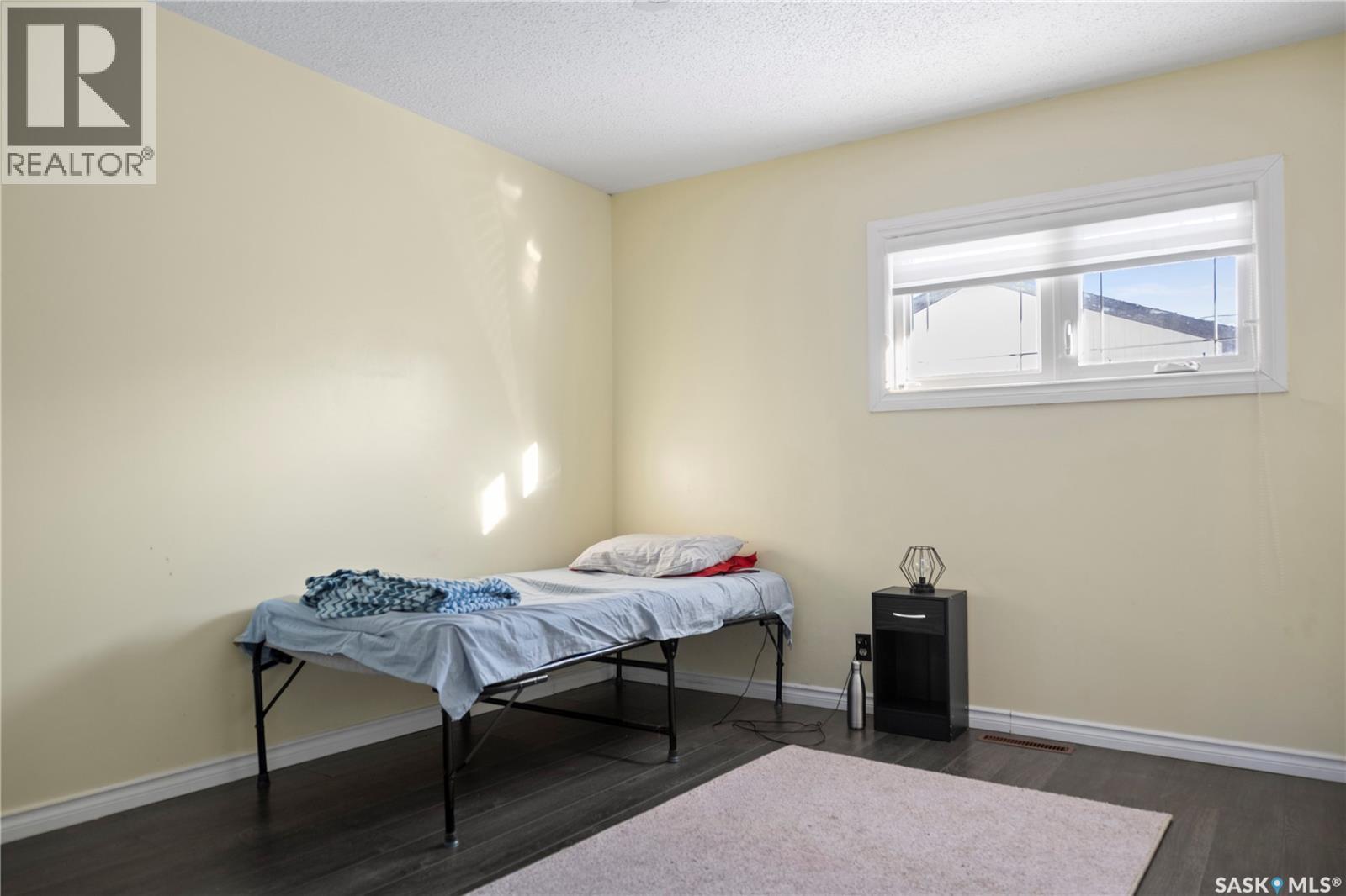 87 ROBINSON CRESCENT - 13