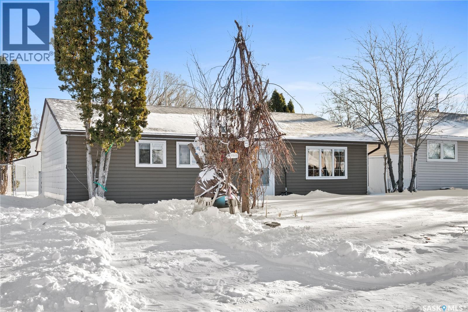 87 ROBINSON CRESCENT - 2