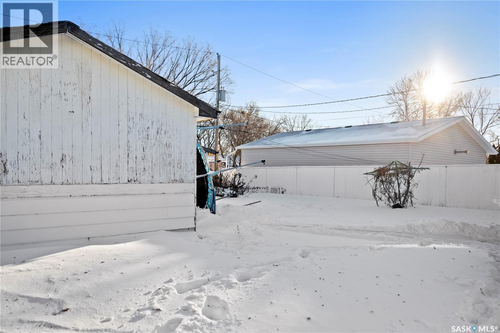 87 ROBINSON CRESCENT - 24