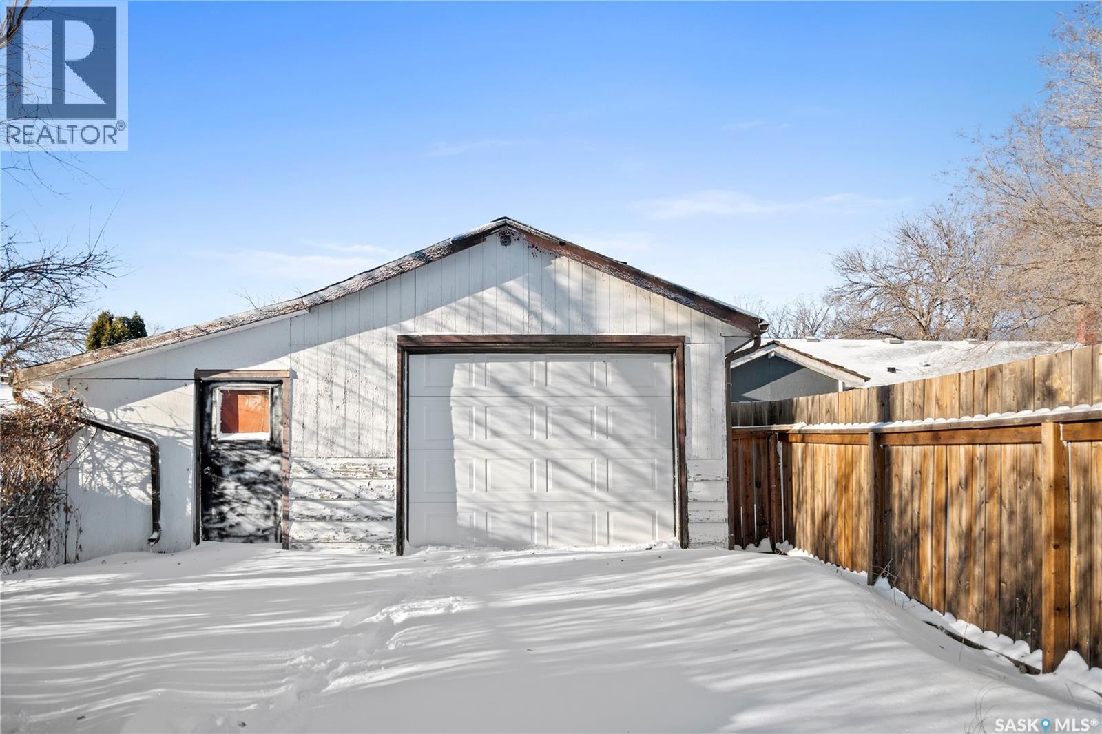 87 ROBINSON CRESCENT - 25