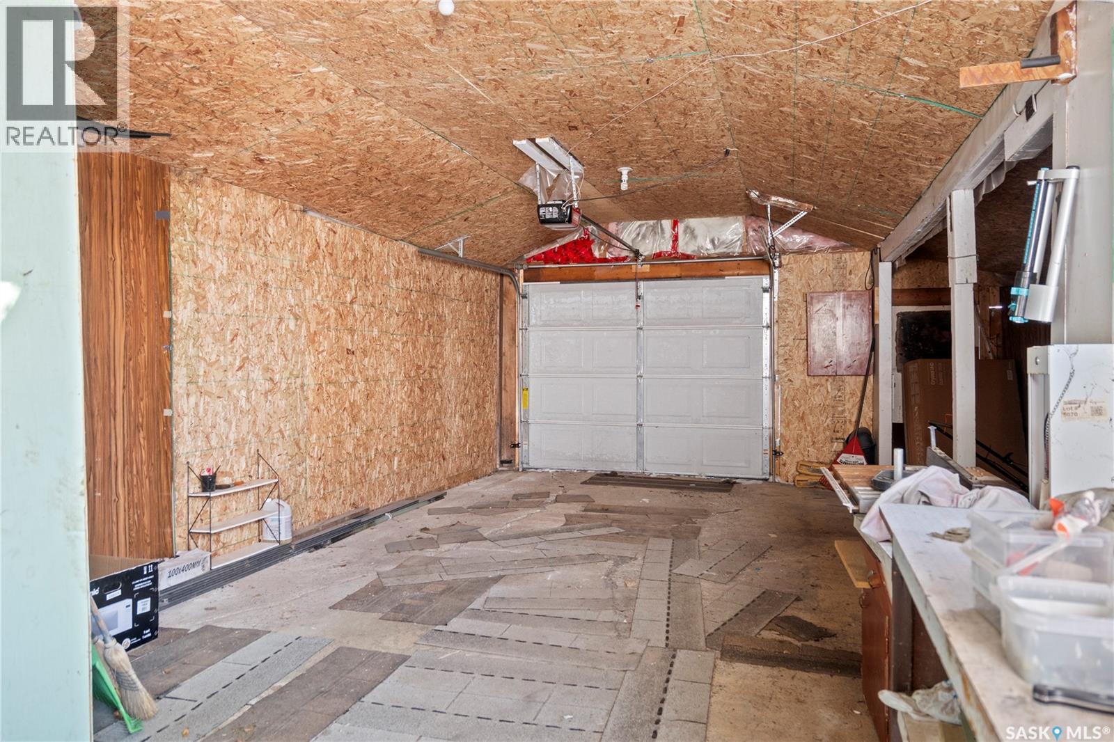 87 ROBINSON CRESCENT - 26