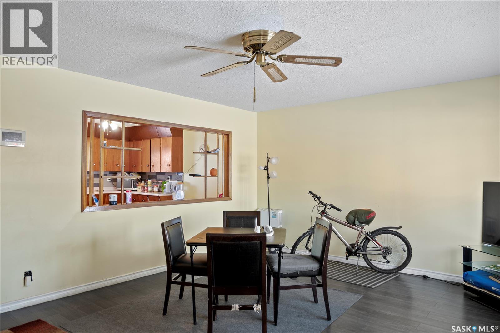 87 ROBINSON CRESCENT - 4