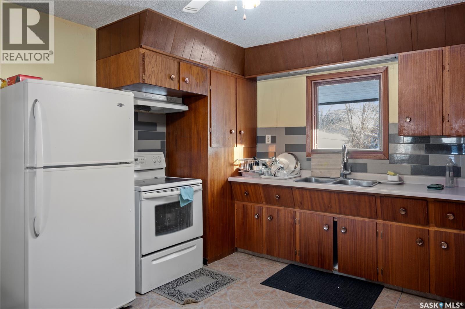 87 ROBINSON CRESCENT - 9