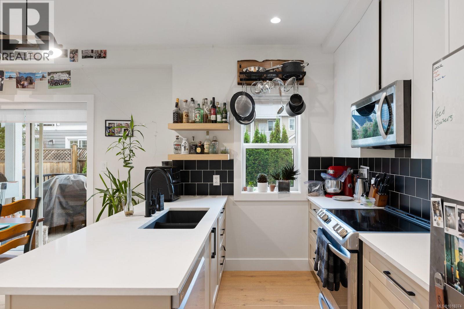 6 937 Colville Rd, Esquimalt