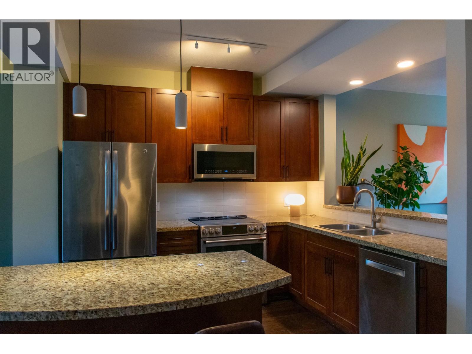 2 40632 GOVERNMENT ROAD, Squamish