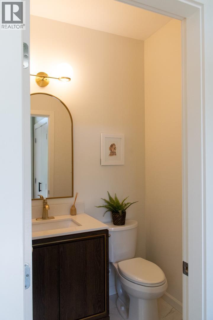 2 40632 GOVERNMENT ROAD, Squamish