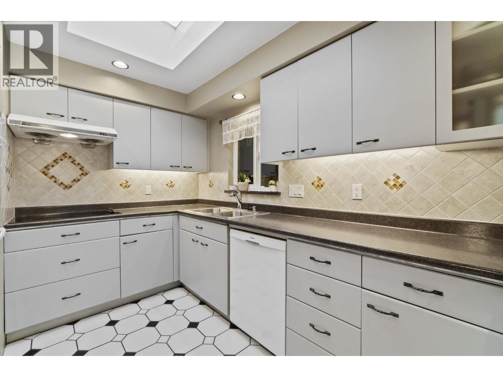 920 GROVE AVENUE, Burnaby