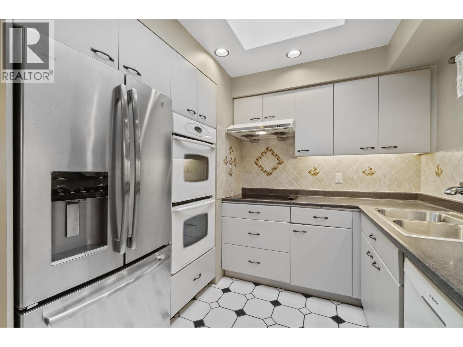 920 GROVE AVENUE, Burnaby