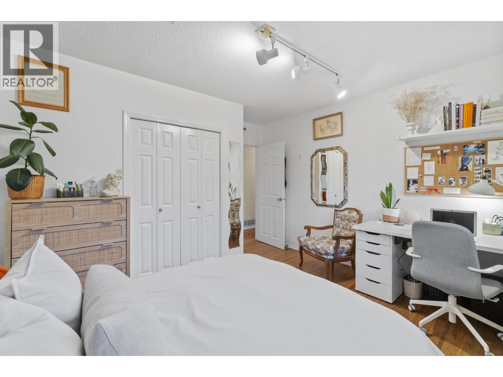 920 GROVE AVENUE, Burnaby