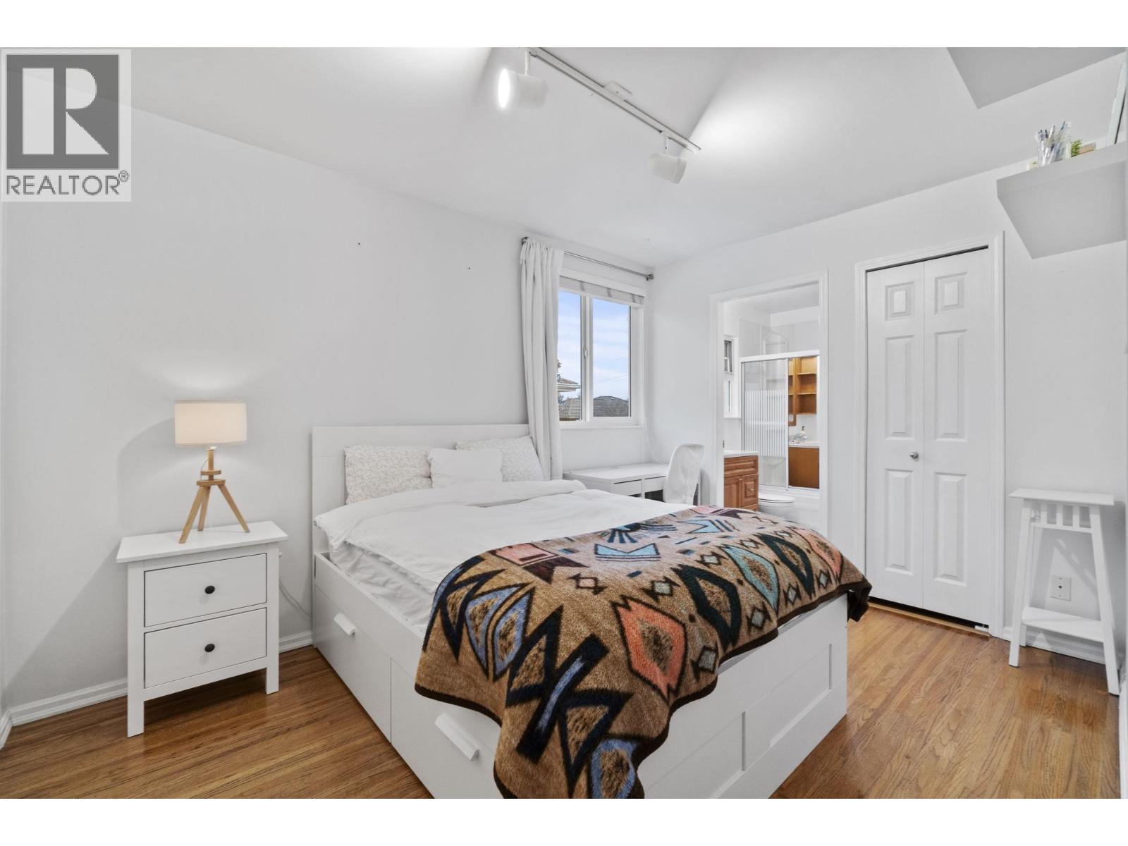 920 GROVE AVENUE, Burnaby