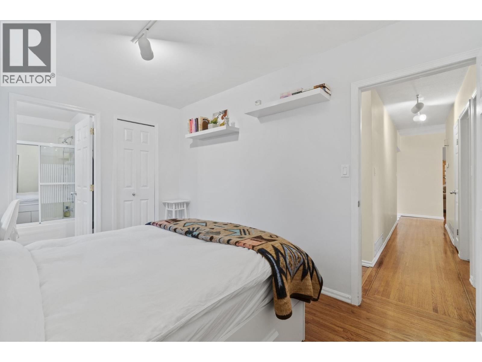 920 GROVE AVENUE, Burnaby