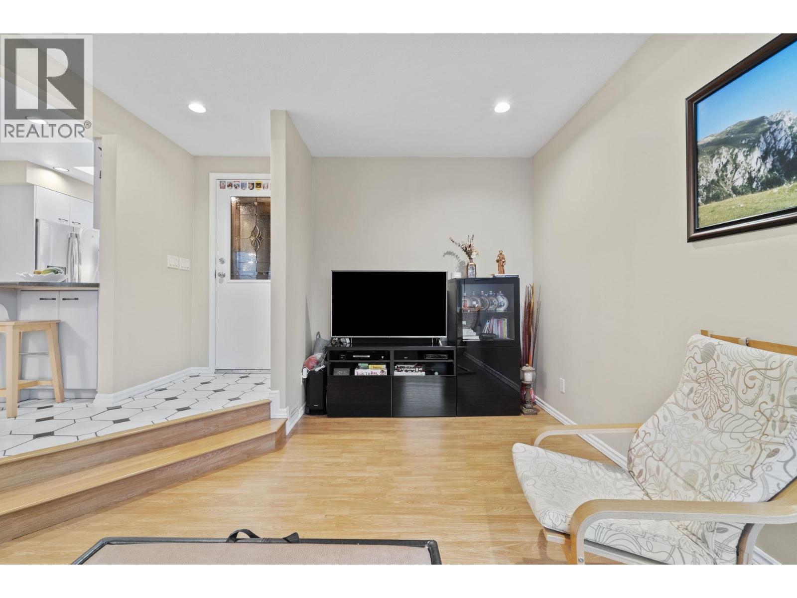 920 GROVE AVENUE, Burnaby