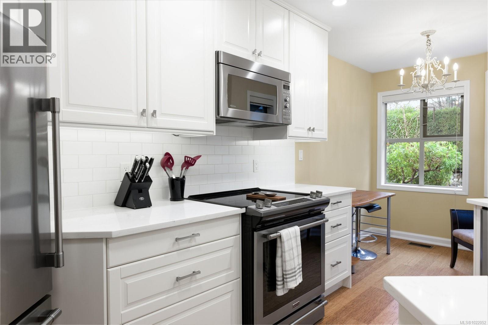 8 500 Marsett Pl, Saanich