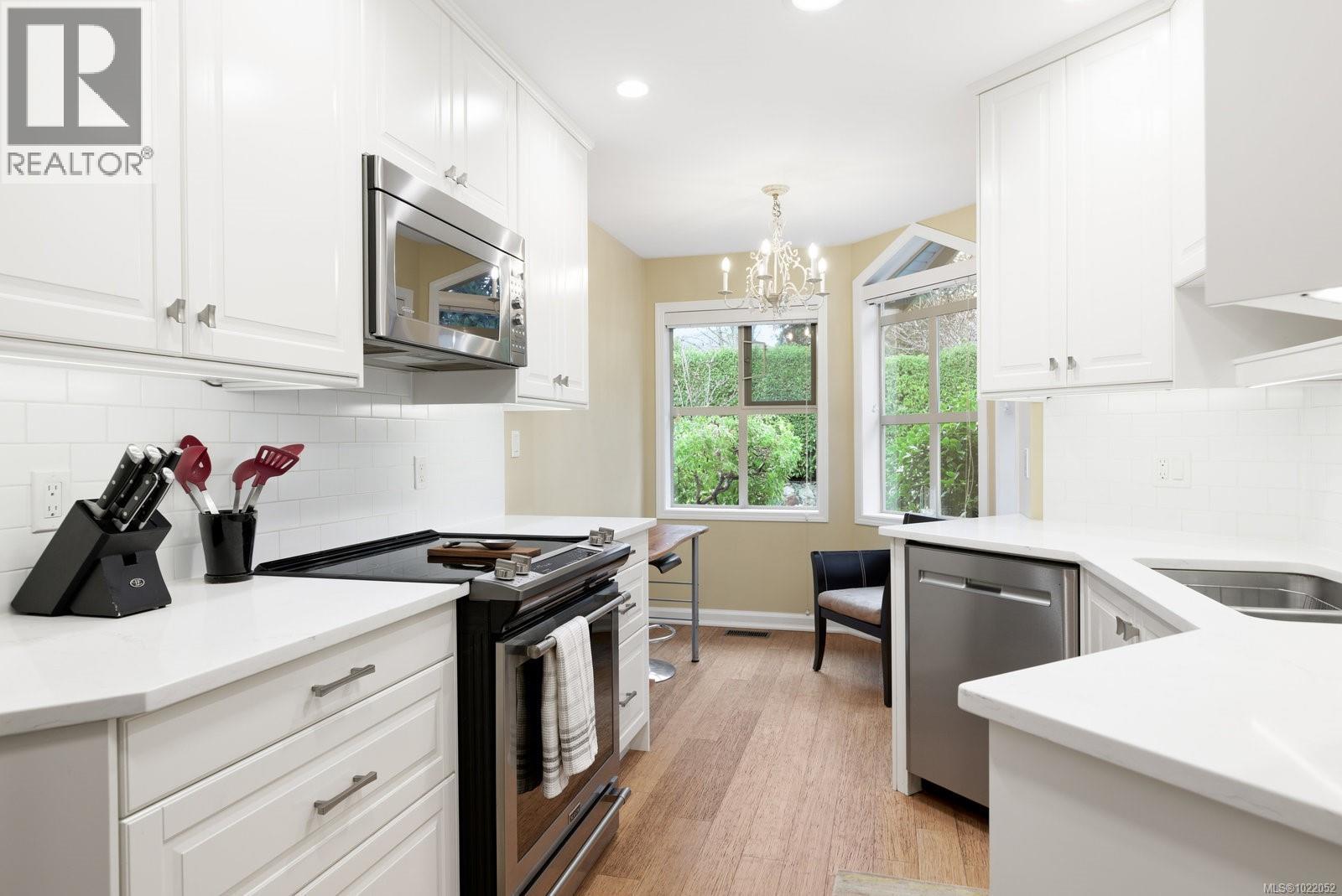 8 500 Marsett Pl, Saanich