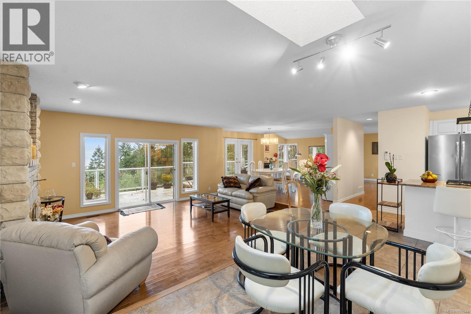 7297 Aulds Rd, Lantzville