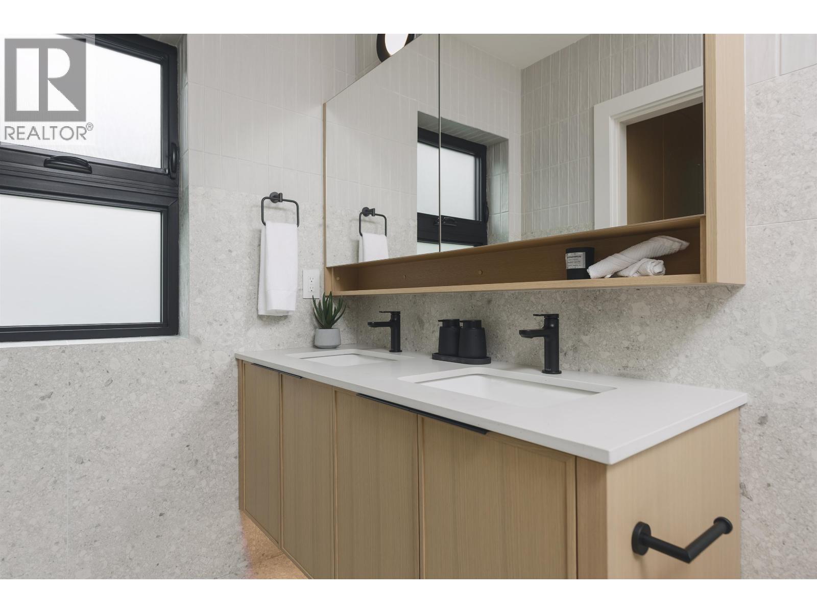 1 58 E 40TH AVENUE, Vancouver