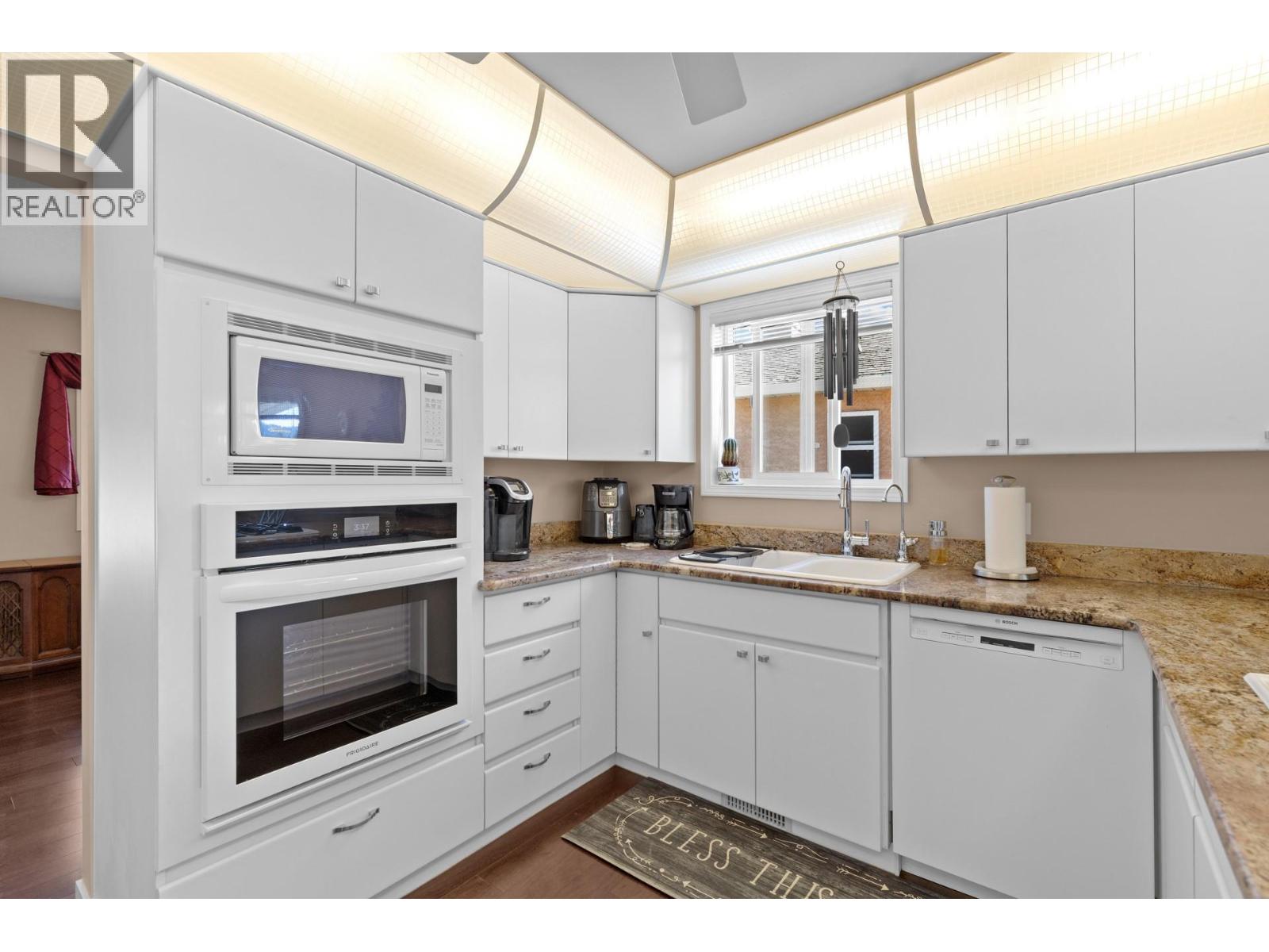 3786 Inglis Place, Peachland