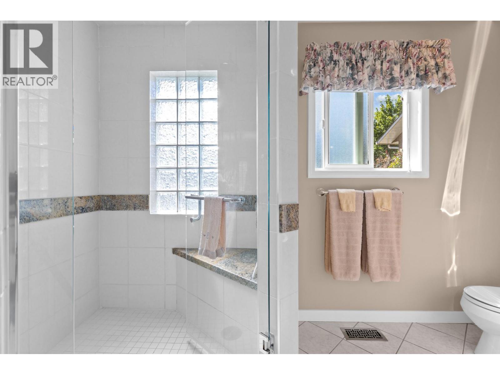 3786 Inglis Place, Peachland