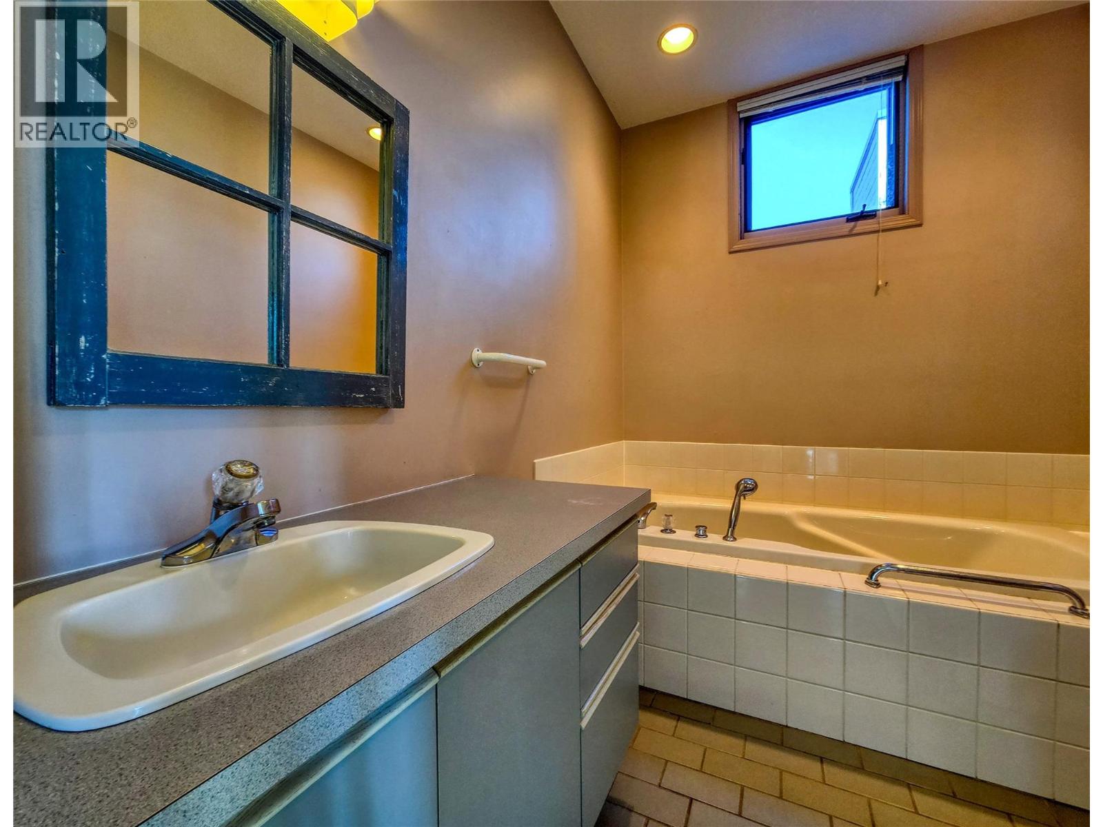 402 12th Avenue, Invermere