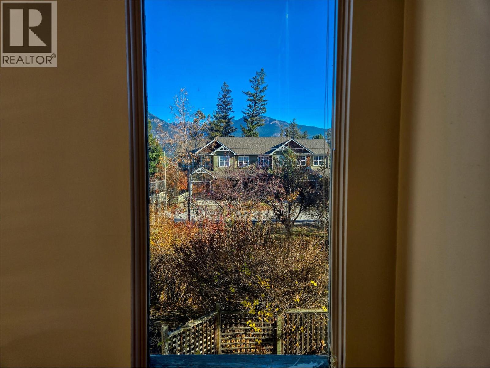 402 12th Avenue, Invermere