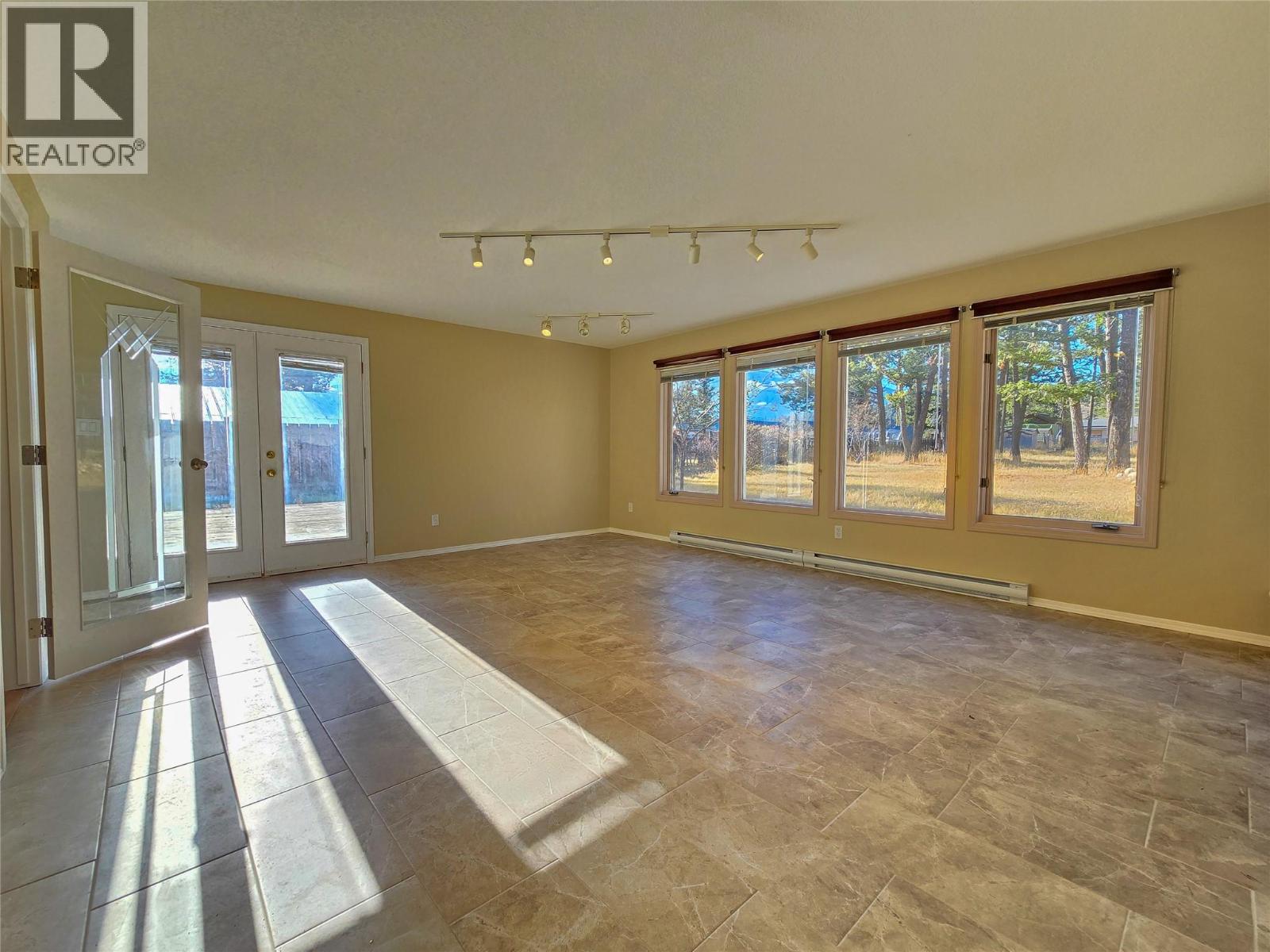 402 12th Avenue, Invermere