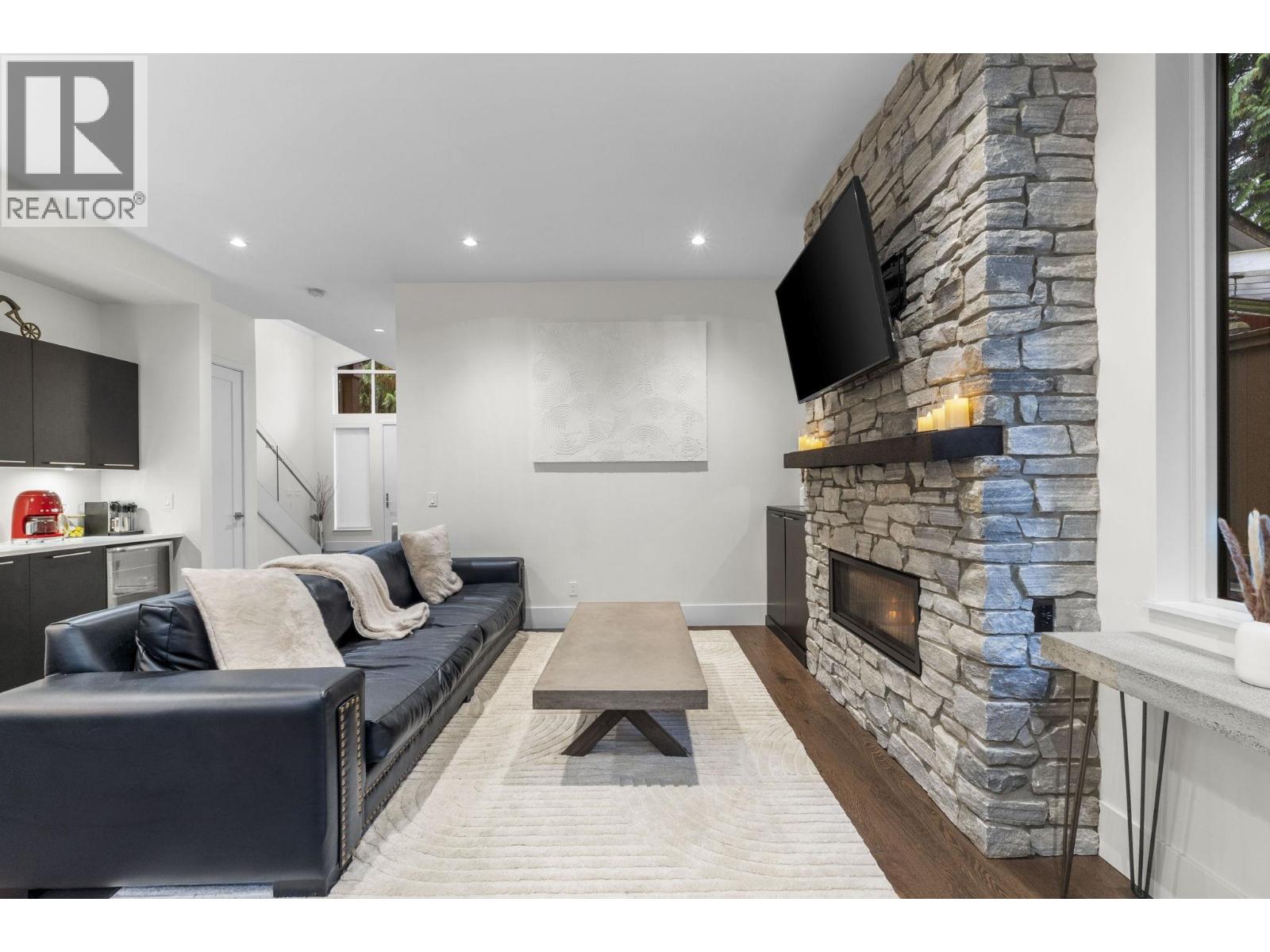 22 3295 SUNNYSIDE ROAD, Anmore