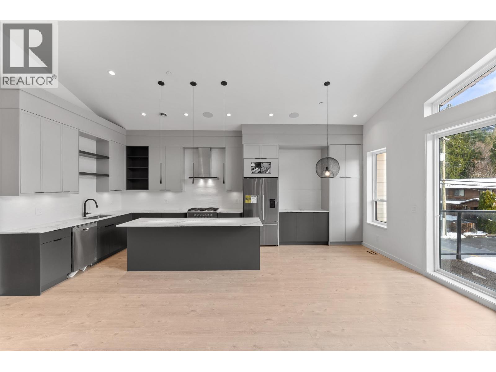 41717 GOVERNMENT ROAD, Squamish