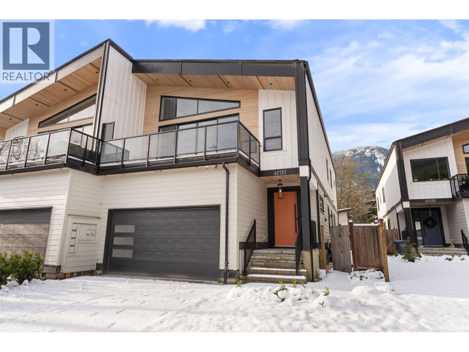 41717 GOVERNMENT ROAD, Squamish