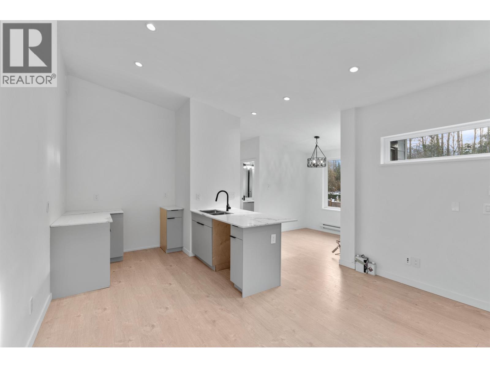 41717 GOVERNMENT ROAD, Squamish