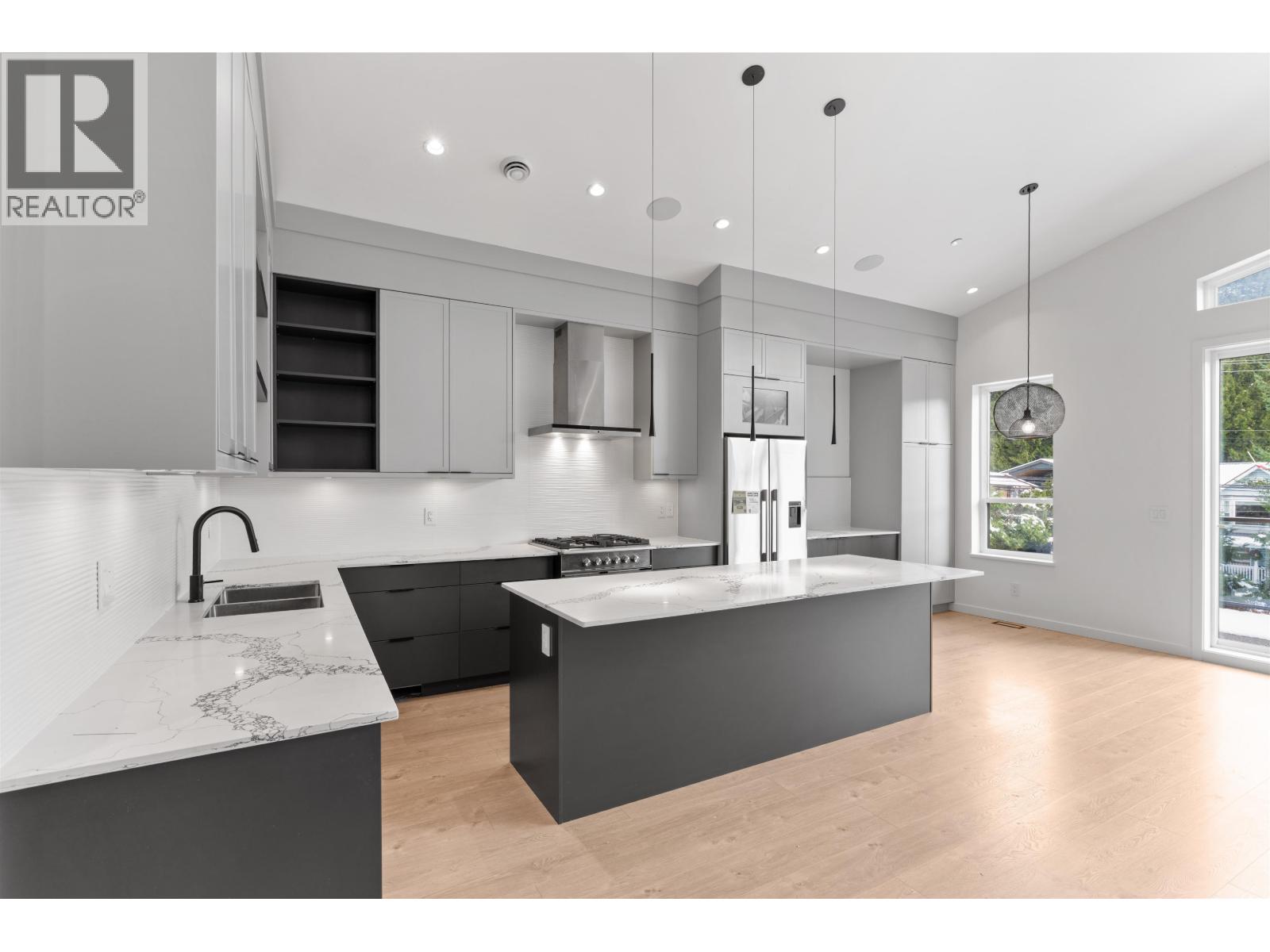 41717 GOVERNMENT ROAD, Squamish