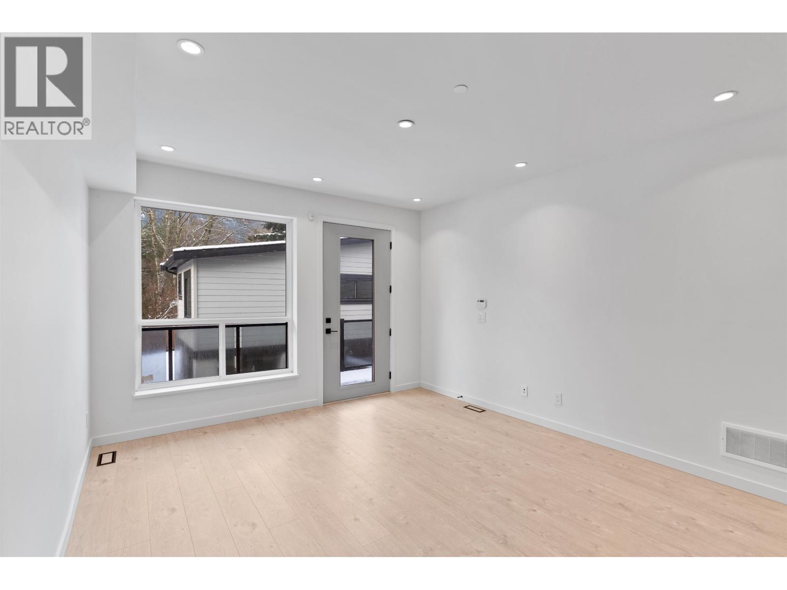 41717 GOVERNMENT ROAD, Squamish