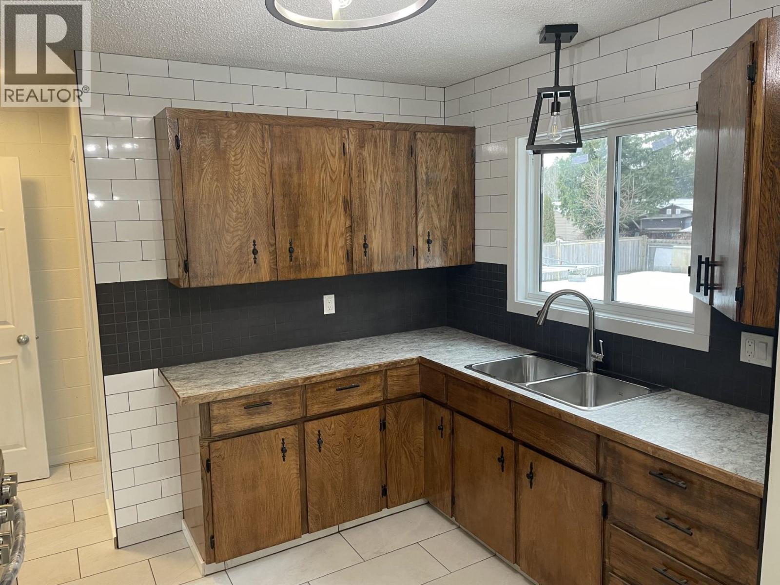 2301 PEAR Street, Terrace