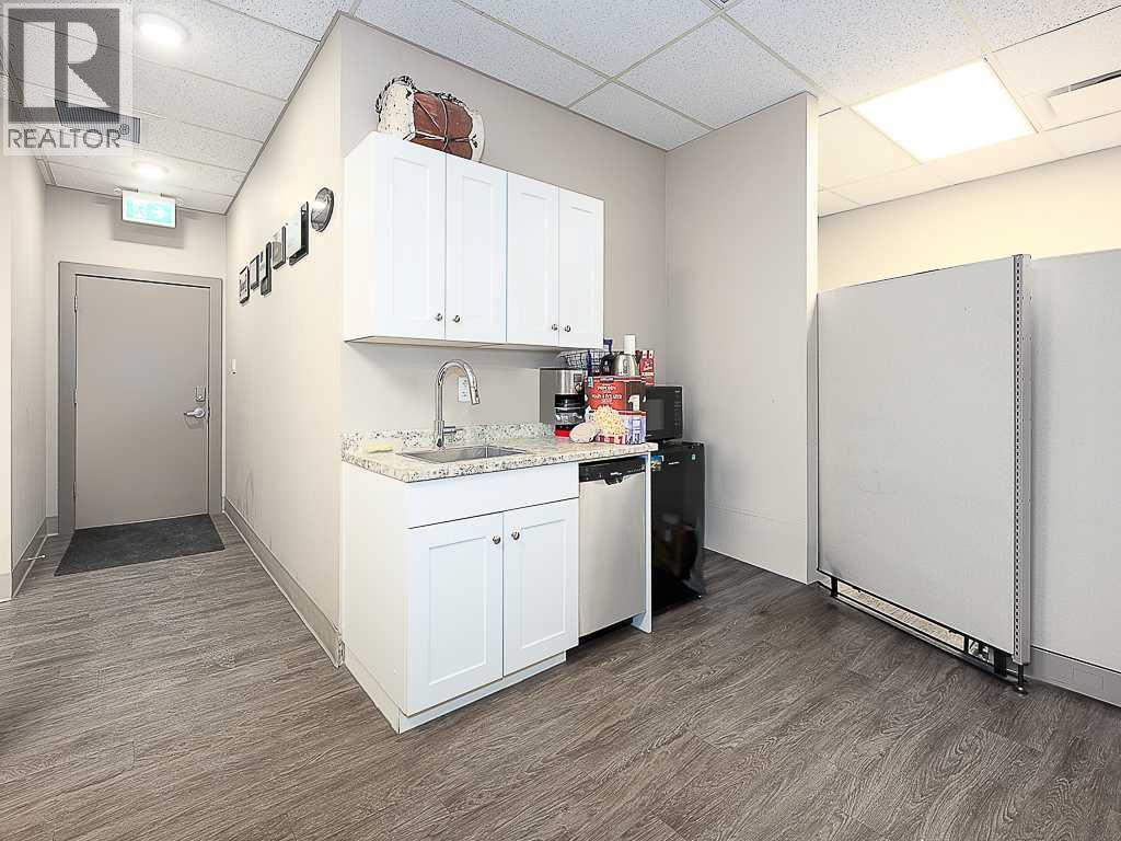 201, 2705 Centre Street N, Calgary, Alberta