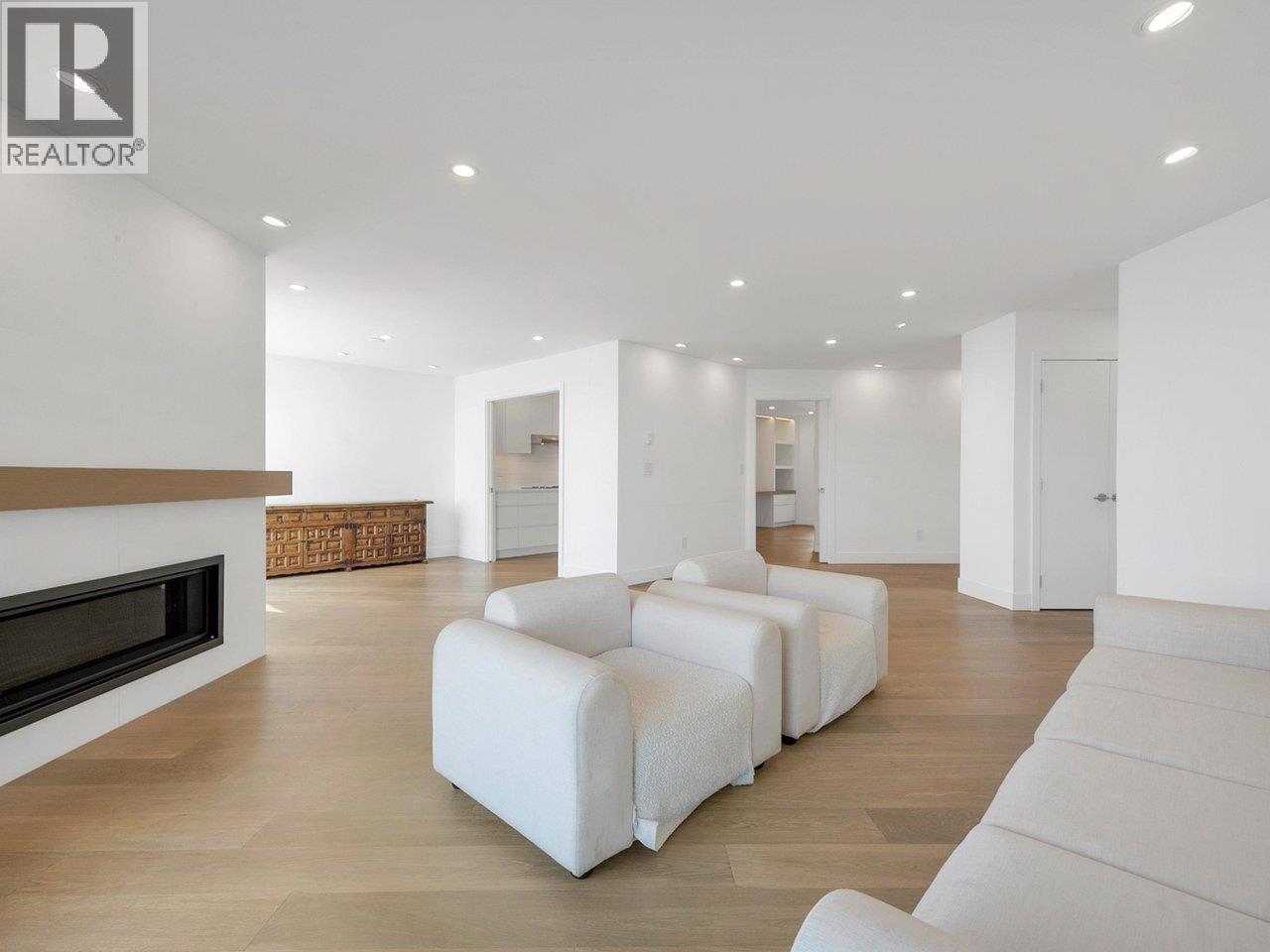 203 2190 ARGYLE AVENUE, West Vancouver