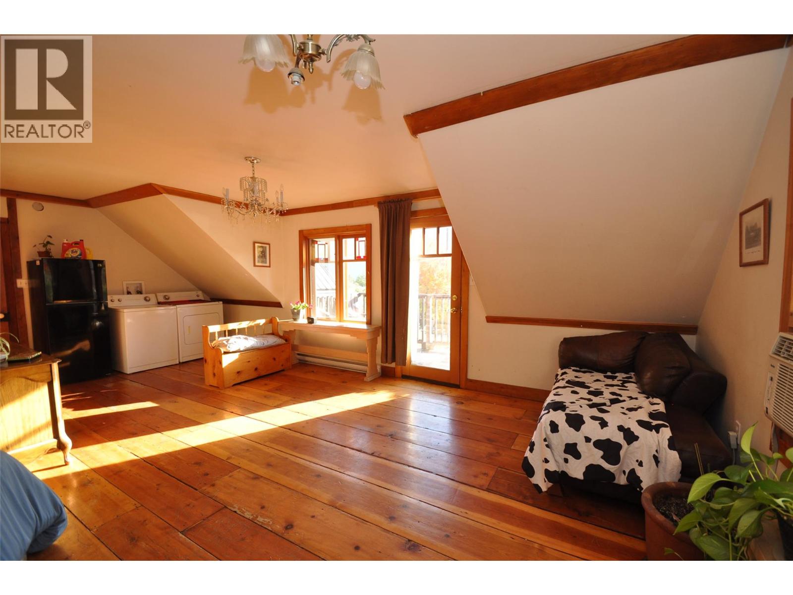 105 Washington Street N, Kaslo