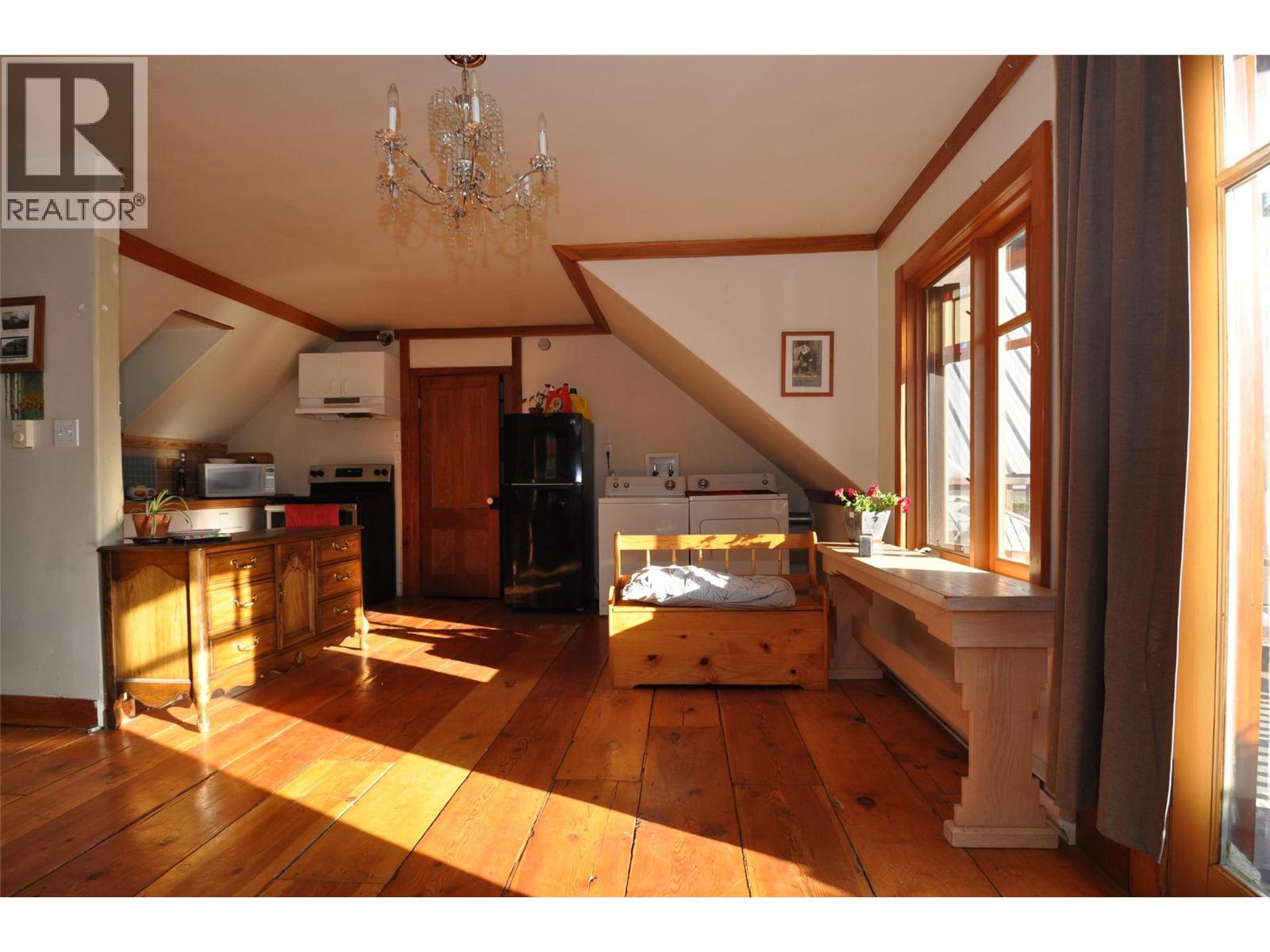 105 Washington Street N, Kaslo